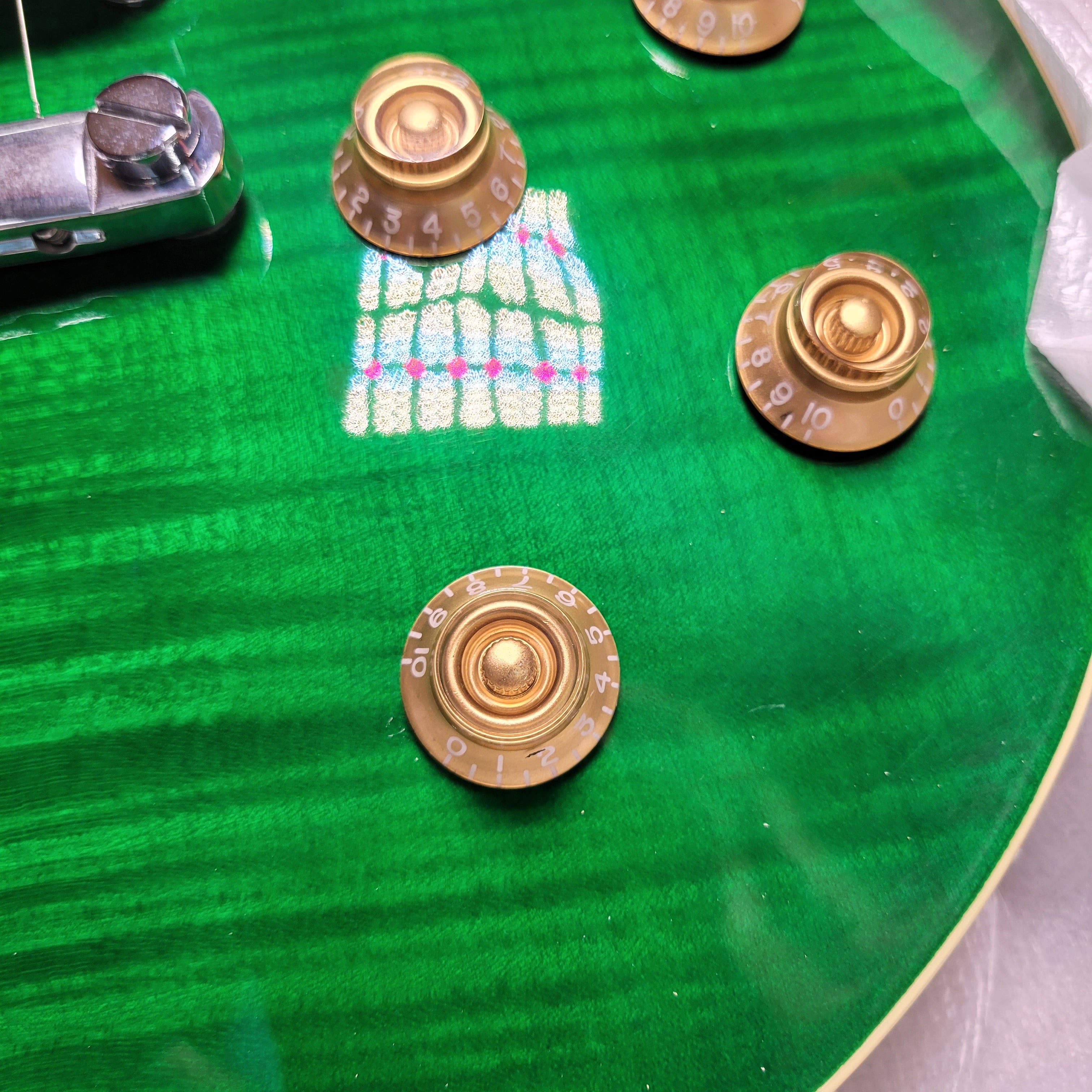 IYV ILS-300 EGR Les Paul Solid-Body Electric Guitar Emerald Green (8052259717358)